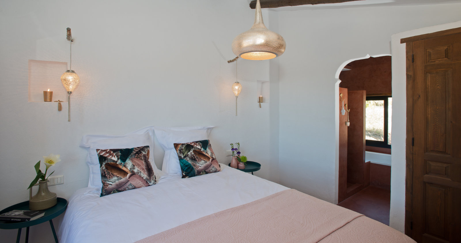Slaapkamer met Marokkaanse lampen