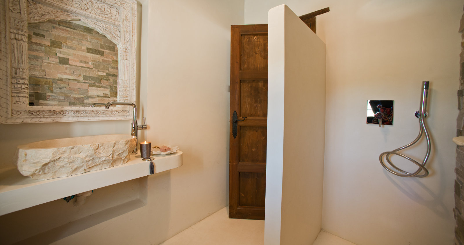 Lichte badkamer met houten deur