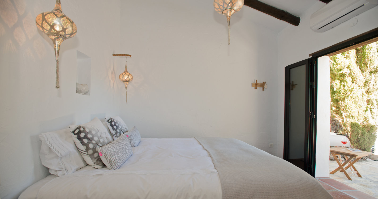 Lichte slaapkamer met uitzicht op de tuin
