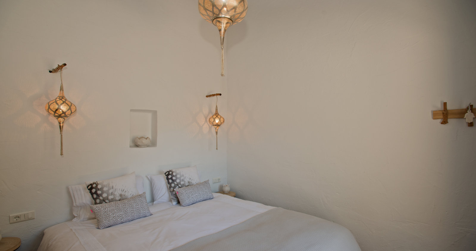 Slaapkamer met Marokkaanse wandlampen